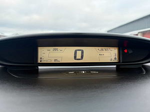 Citroen C4 1.6 bensiin 2005, automaat, panoraamkatus (13 foto / 14)