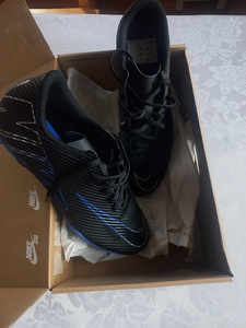 Футбольные бутсы Nike (1 фото из 6)