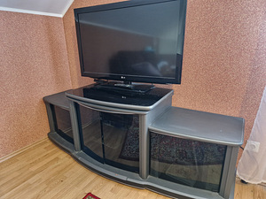 Klaasiga TV-alus (1 foto / 3)