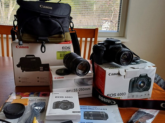 Müüa digikaamera CANON EOS 600 D 18 ja objektiiv CANON EF-S