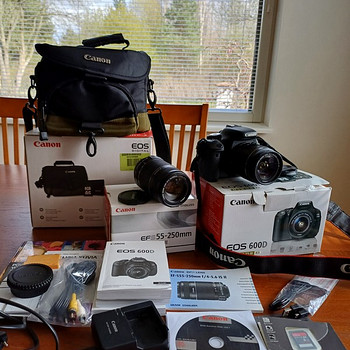 Продается цифровая камера CANON EOS 600 D 18 и объектив CANO