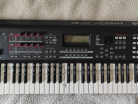 Музыкальная рабочая станция YAMAHA MOXF6