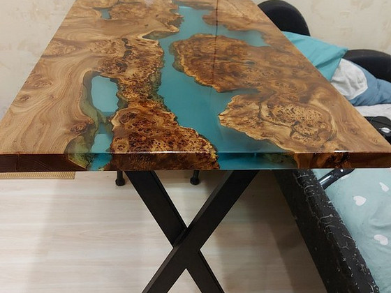 Käsitööna valmistatud epoksüvaigust laud