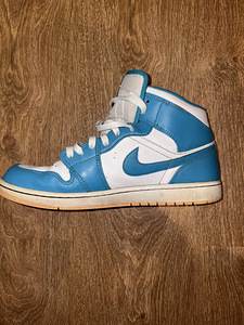 Air Jordan 1 Mid (3 фото из 5)