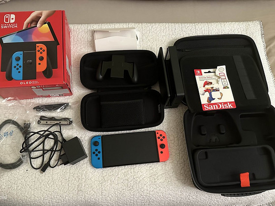 Nintendo Switch OLED (почти новый) полный комплект