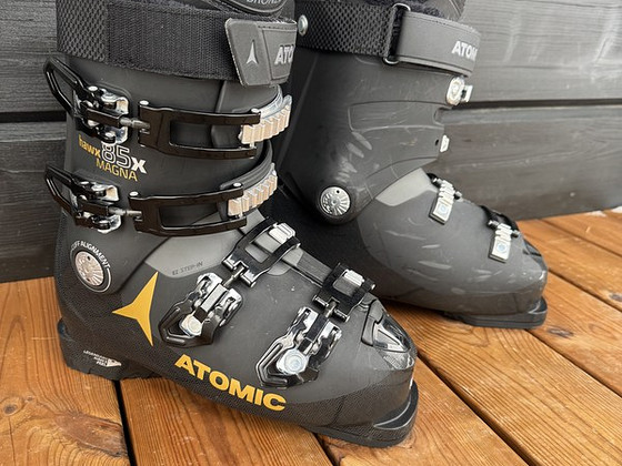 Atomic mäesuusasaapad 25/25.5