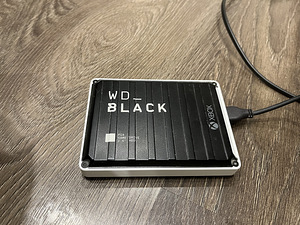 Игровая консоль XBox One X (1 фото из 3)