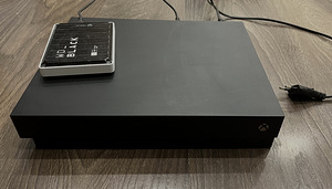 Игровая консоль XBox One X (2 фото из 3)