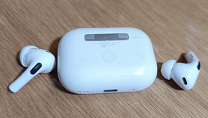 Продаю Apple AirPods Pro 2 (Lightning) (3 фото из 5)
