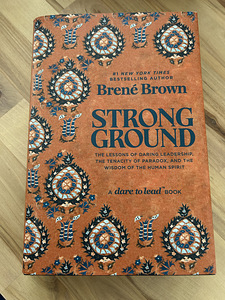 "Strong Ground" Брене Браун (1 фото из 1)