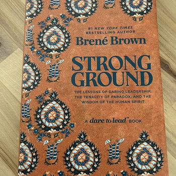 "Strong Ground" Брене Браун