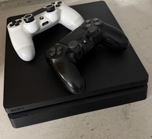 PlayStation 4 Slim 1TB + 2 pulti (1 foto / 4)