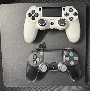 PlayStation 4 Slim 1TB + 2 pulti (2 foto / 4)