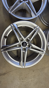 Audi A4 (B9) S-line originaalveljed 18" (5 foto / 10)