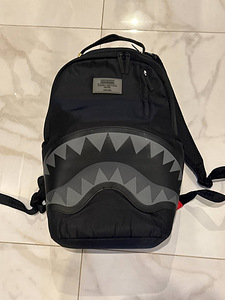 Sprayground shark central tonal (1 foto / 2)