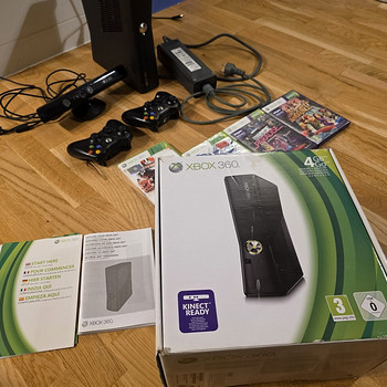 Игровая консоль Xbox360 + Kinect + 2 контроллера + адаптер + игры