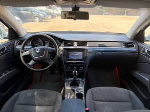SKODA SUPERB (7 foto / 8)