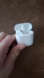 AirPods 2-го поколения (4 фото из 4)