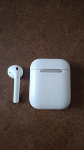 AirPods 2-го поколения (3 фото из 4)