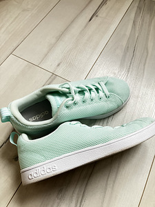 Adidas кроссовки (2 фото из 2)