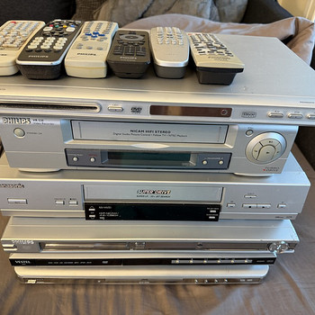 4 DVD/CD плеера + 2 VHS видеомагнитофона Panasonic и Philips
