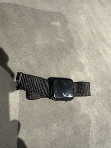 Apple watch series 4 GPS, 44 mm (1 foto / 2)