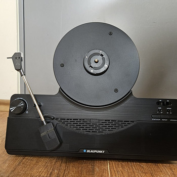 Blaupunkt VT100BK - вертикальный виниловый проигрыватель с BT