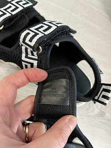 Сандалии Versace (3 фото из 6)