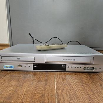 LG V9900” DVD + VHS kombo.