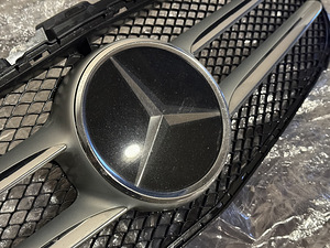 Mercedes C class W205 iluvõre Distronic embleem (1 foto / 3)