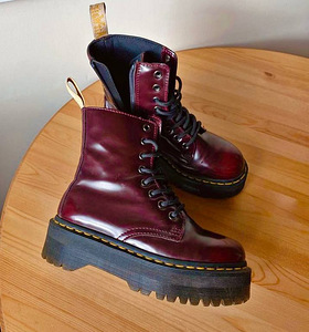 Dr. Martens Cherry Red платформенные ботинки (1 фото из 4)
