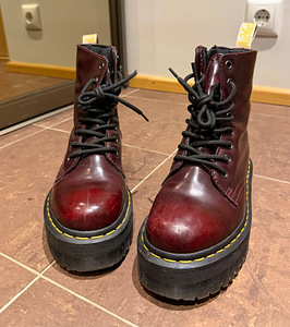 Dr. Martens Cherry Red платформенные ботинки (2 фото из 4)
