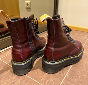 Dr. Martens Cherry Red платформенные ботинки (4 фото из 4)
