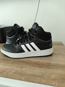Adidas кроссовки (1 фото из 6)