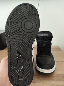 Adidas кроссовки (2 фото из 6)