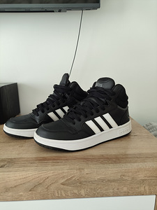 Adidas кроссовки (4 фото из 6)