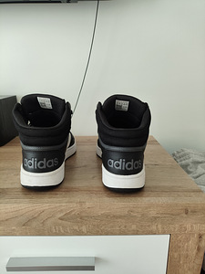 Adidas кроссовки (5 фото из 6)