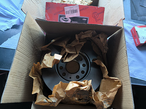 VW Touran 2.0d esipidurite ja tagapidurite ketaste ja klotside komplekt (3 foto / 5)