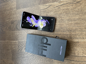 Samsung Galaxy Z Flip 4 (1 фото из 8)