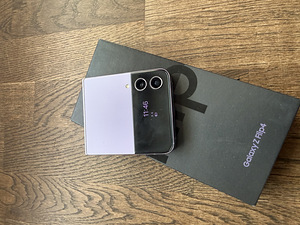Samsung Galaxy Z Flip 4 (3 фото из 8)