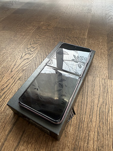 Samsung Galaxy Z Flip 4 (4 фото из 8)