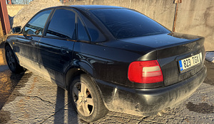 Audi a4 на запчасти (4 фото из 7)