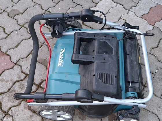 Makita UV3600