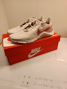 NIKE LEGEND ESSENTIAL 2, 40.5 (9) (1 фото из 3)