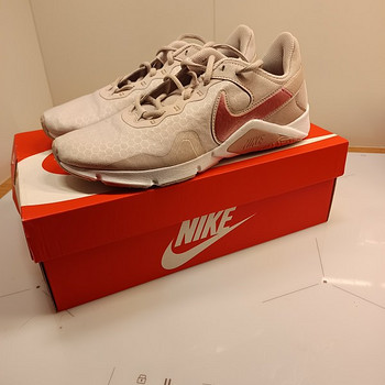 NIKE LEGEND ESSENTIAL 2, 40.5 (9)