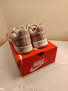 NIKE LEGEND ESSENTIAL 2, 40.5 (9) (2 фото из 3)