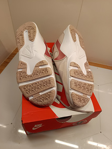 NIKE LEGEND ESSENTIAL 2, 40.5 (9) (3 фото из 3)
