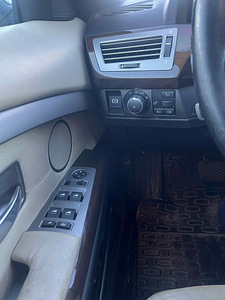 BMW 740i (2 фото из 15)