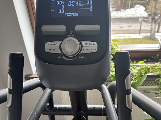 Эллиптический тренажер TUNTURI Performance C55-F Кросстренер