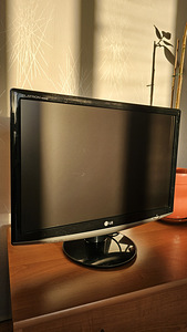 Монитор LG Flatron W2252S-PF (2 фото из 4)